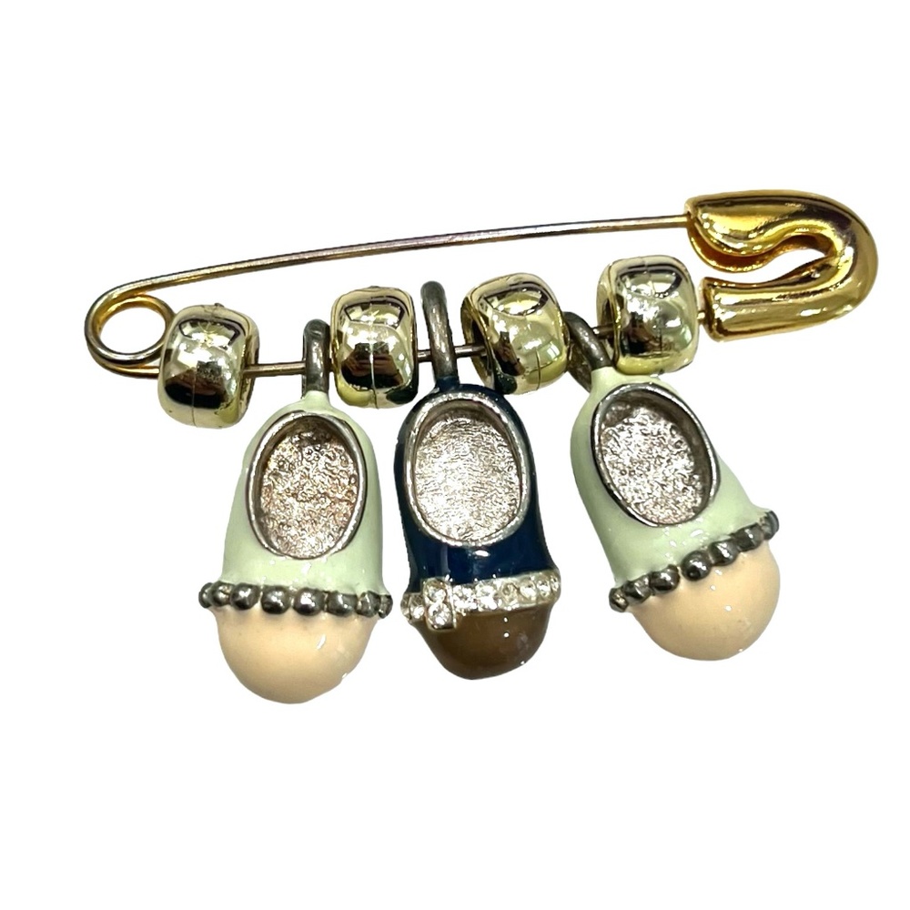 VINTAGE GOLD TONE & ENAMEL SAFETY PIN BROOCH WITH 3 BABY SHOE CHARMS